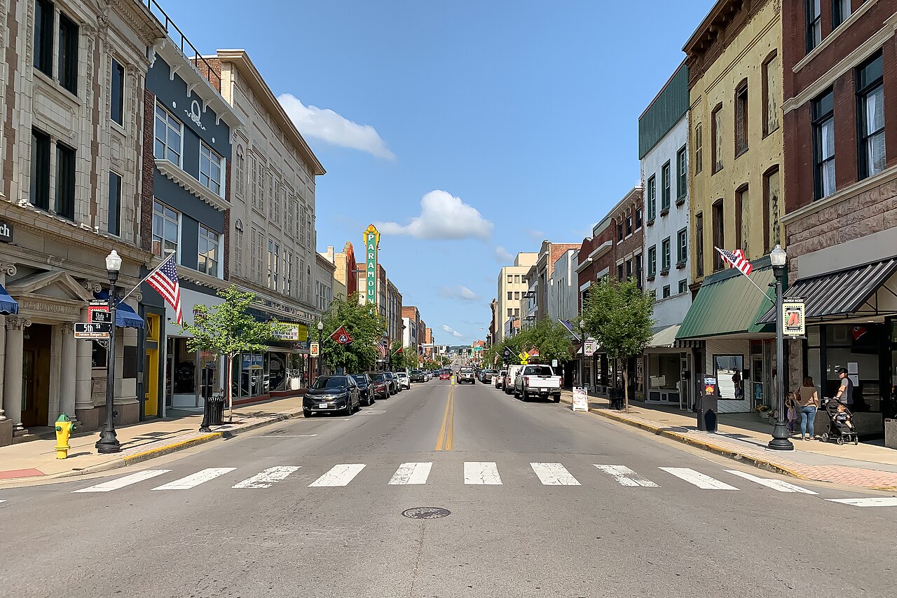 State Street in Bristol, Tennessee and Virginia — photo by Maulleigh, CC BY-SA 4.0 via Wikimedia Commons